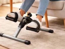 Mini bicicleta ergométrica permite fazer exercícios sem sair de casa e está com 14% de desconto