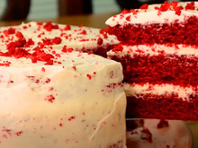 Aprendi a fazer um bolo red velvet perfeito com o vídeo que minha vizinha confeiteira me mostrou: fiquei apaixonada pela massa fofinha