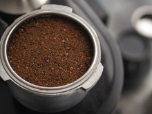 A borra de café é um resíduo muito problemático, mas há uma solução para mantê-la fora dos aterros sanitários: transformá-la em concreto