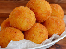 Só precisa de 3 ingredientes para fazer a melhor bolinha de queijo que você vai comer na sua vida