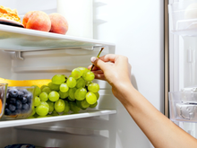 O horário importa? Especialista esclarece o que acontece com o corpo de quem come frutas à noite