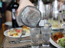 O detalhe que você precisa saber sobre beber água gelada nas refeições