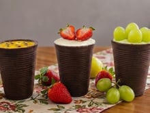 Copo comestível recheado com mousse de maracujá, brigadeiro de leite em pó com morango ou bombom de uva