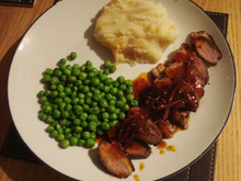 Peito de pato com molho de soja, mel e gengibre