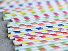 Canudos de papel parecem ótimos como alternativa ao plástico, mas tem um pequeno problema: eles são tóxicos