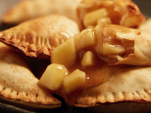 Pastel doce de maçã melhor que a tortinha do McDonald's: receita quentinha de massa crocante pode ser frita ou assada