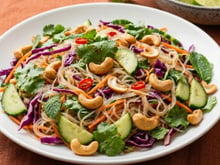 Salada vietnamita de macarrão de vidro com repolho roxo e cenouras: receita leve e nutritiva para um jantar prático