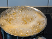 Chega de sujar o fogão! Truque surpreendente impede que água de fervura transborde da panela