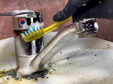 Nem bicarbonato de sódio, nem vinagre: essa é a melhor e mais fácil maneira de remover incrustações de torneiras e banheiros