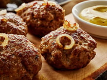 Parece almôndega, mas é muito melhor: esse bolinho de carne alemão fica crocante por fora e suculento por dentro
