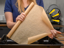 Chega de enrolação: esse é o macete que você precisava pra grudar o papel manteiga no tabuleiro