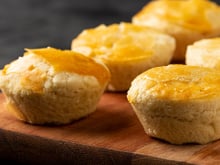 Empadinha com apenas 3 ingredientes: essa versão feita com massa de pastel na airfryer tem menos calorias e fica pronta rapidinho