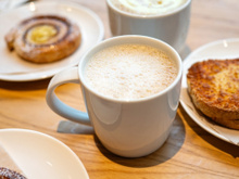 Café passado na hora e lanche quentinho: combo para transformar sua rotina está com até 52% de desconto