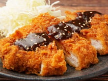Tonkatsu de porco empanado e frito crocante com molho para acompanhar