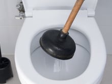 É um hábito comum em muitas casas brasileiras, mas é péssimo para o encanamento: por que não jogar restos de sabonete no vaso sanitário