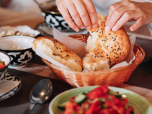 Com quantos anos você descobriu por que os restaurantes dão pão de graça antes da refeição?