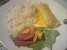 Canelone de peito de peru ao molho de manga