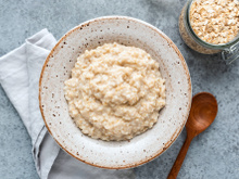 Benefícios do mingau de aveia à noite: o que acontece com o seu sono se comer o prato à noite