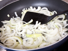 Os profissionais adicionam 2 ingredientes assim que começam a refogar a cebola: ela ficará dourada e macia, e o apartamento não terá cheiro por horas