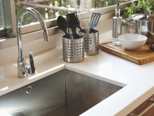 Despeje meio copo no ralo e ele se desentupirá sozinho. Pia limpa, sem precisar de desentupidor