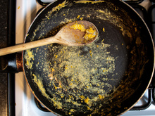 Essa técnica evitará que os alimentos grudem na panela, mesmo que você não esteja prestando atenção