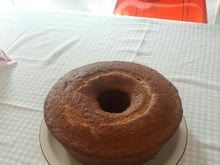 Bolo simples de coco com cobertura de chocolate (muito fácil)