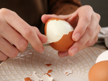 Esse é o melhor jeito de evitar sofrimento na hora de descascar o ovo, segundo especialista em alimentos: não tem a ver com vinagre na água