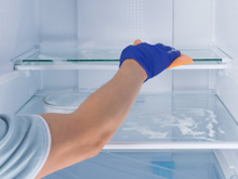 Se você limpar a geladeira do jeito certo, ela nunca mais vai ficar com cheiro estranho ou alterar o sabor da comida