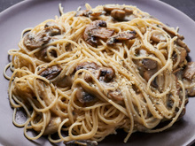 Eu fiz para o meu marido e ele achou que era de restaurante: receita fácil de macarrão com cogumelos suculentos que impressiona