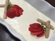 Pavê rápido de doce de leite com morangos