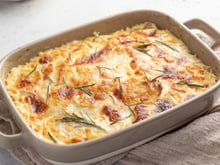 Batata gratinada aos 3 queijos: receita prática que suja pouca louça e rende para toda a família