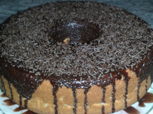 Bolo de laranja com cobertura de chocolate