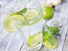 Água morna com limão ajuda a emagrecer?