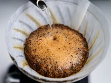 Se você coa o café desse jeito está "deixando o sabor para trás": as dicas de um barista experiente para extrair todo o sabor dos grãos com um simples passo