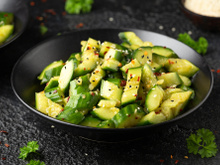 Salada coreana de pepino bem temperadinha: é saudável e fácil de fazer em casa