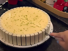 Torta de limão com Bis: a sobremesa de Réveillon pra ninguém botar defeito e encerrar a ceia em grande estilo