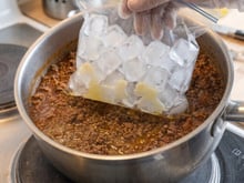 A carne moída engordurada ficou para trás: 3 truques do TudoGostoso para remover o excesso de gordura de qualquer refogado