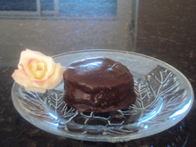 Alfajor de chocolate com recheio de creme de avelã