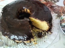 Bolo de laranja com casca com cobertura de chocolate