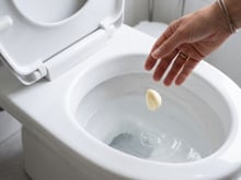 O que acontece se você colocar alho no vaso sanitário e deixar durante a noite? O que acontecerá pela manhã?