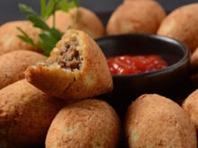 Bolinho de mandioca na airfryer crocante e sequinho com recheio de carne moída