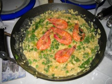 Risoto de camarão, ervilhas e rúcula