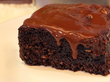 Bolo de chocolate sem farinha tão fácil que com 10 anos eu já sabia fazer: massa fofinha e úmida como todo mundo gosta