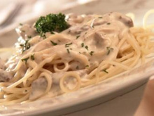 Massa ao molho de Philadelphia com tiras de alcatra