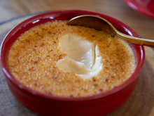 Crème brûlée é a sobremesa chic mais fácil de fazer na sua vida; aprenda a receita e surpreenda seus convidados