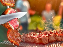 Você pode estar contaminando a carne sem perceber: o erro no churrasco que coloca sua saúde em risco