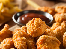 Pipoca de frango crocante na airfryer é a receita fácil de petisco que você vai querer comer durante todo o carnaval