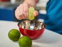 3 truques com suco de limão para economizar tempo no preparo das refeições da semana
