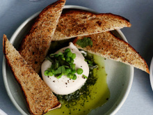 Burrata com molho pesto