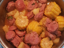 Ensopado de linguiça de churrasco com batata-doce e milho